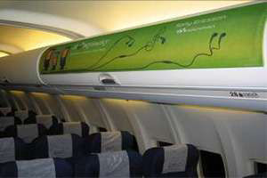 Реклама на багажных полках на самолетах